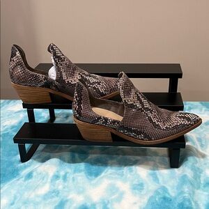 Stylish Brown Snake Print Women's Shoes